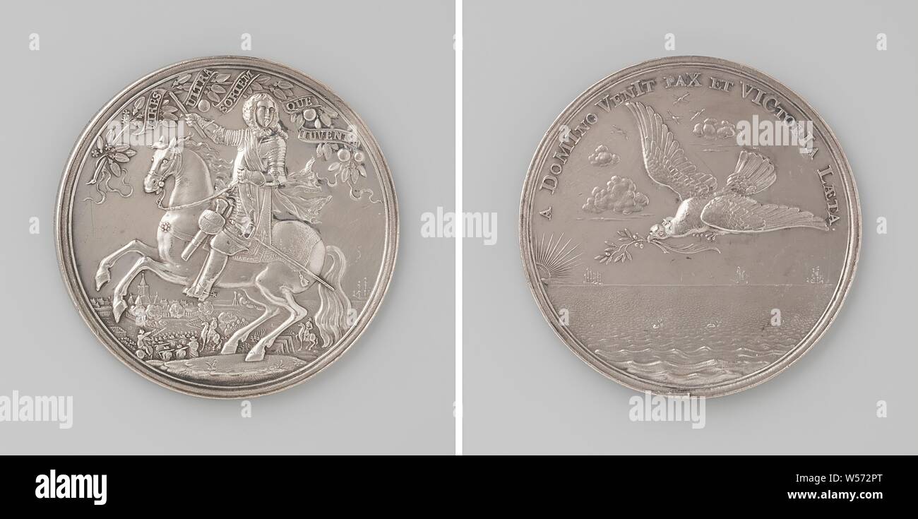 Abschluss der Frieden mit England und Erfassung von Naarden von Willem III, Silber. Vorderseite: Geflochtene um orange Zweig Mann auf dem Pferd mit dem Befehl Personal, Hintergrund, Blick auf die Stadt. Rückwärtsgang: Taube mit Palm und Olivenzweig im Schnabel über dem Meer in einem Kreis, Naarden, Westminster fliegen, Willem III (Prinz von Oranien, König von England, Schottland und Irland), Christoffel Adolphi, Enkhuizen, 1674, silber (Metall), markanten (Metallverarbeitung), d 6,2 cm × w 89,60 Stockfoto