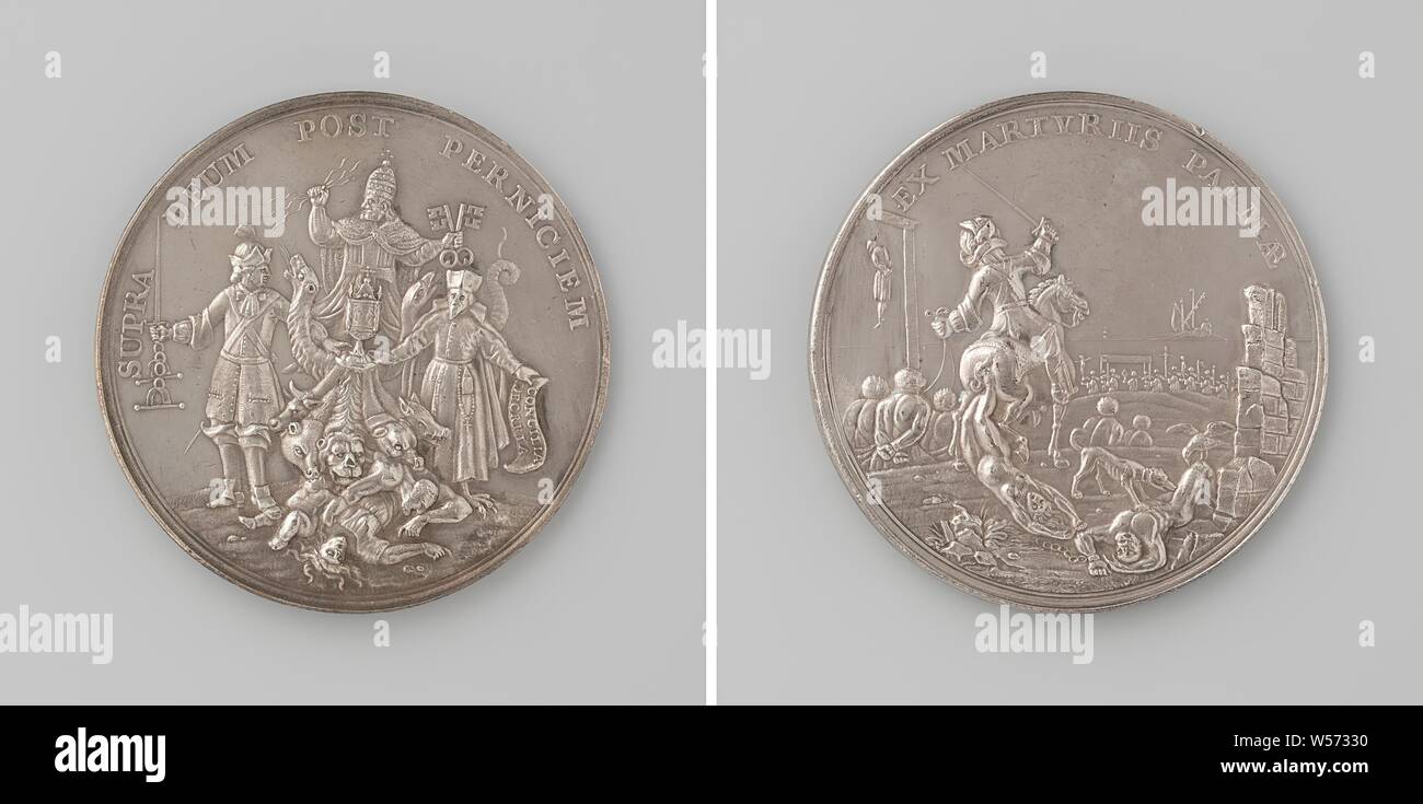 Verfolgung der Protestanten in Frankreich, Silber. Vorderseite: Papst auf sieben-köpfige Bestie tearing apart Protestanten, daneben ein französischer Soldat mit Schwert und Handschellen und Jesuit mit Krallen die Eagle in einer Inschrift sitzt. Rückwärtsgang: Folter und Tötung von Nicht-Katholiken in den Anwendungsbereich, Frankreich, anonyme, Niederlande, 1685, silber (Metall), markanten (Metallverarbeitung), d 5,8 cm × w 78.17 Stockfoto