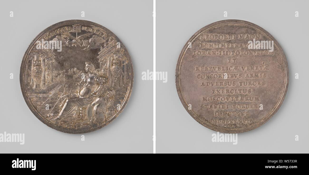 Russland tritt in die anti-türkischen Bündnis zwischen dem Kaiser, Polen, und Venedig, silberne Medaille. Vorderseite: Concordia mit vier Pfeilen und einem Füllhorn zwischen zwei Kolonnade mit vier Wappen auf Säulen, über dem zwei gefalteten Händen mit Zweigen von Sieg und Beschriftung sitzen. Rückwärtsgang: Inschrift, Moskau, Lazarus Gottlieb Lauffer, Neurenberg, 1687, silber (Metall), markanten (Metallverarbeitung), d 4,5 cm × w 33,40 Stockfoto