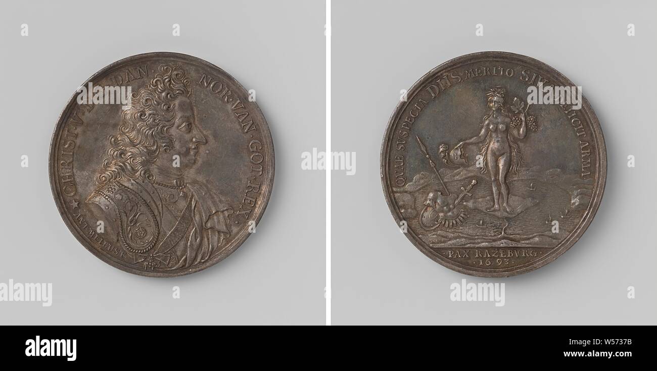 Die Bombardierung von Ratzeburg von Christian V., König von Dänemark, silberne Medaille. Front: Die man-Büste im Inneren. Rückwärtsgang: Göttin Siva, von den Einwohnern von Ratzeburg in heidnischen Zeiten nieder, wirft Waffen in Wasser in einem Wrap, abgeschnitten: Inschrift, Ratzeburg, Schleswig-Holstein, Christiaan V (König von Dänemark und Norwegen), Anton Meybusch, Kopenhagen (Stadt), 1693, silber (Metall), markanten (Metallverarbeitung), d 4,8 cm × w 582 Stockfoto