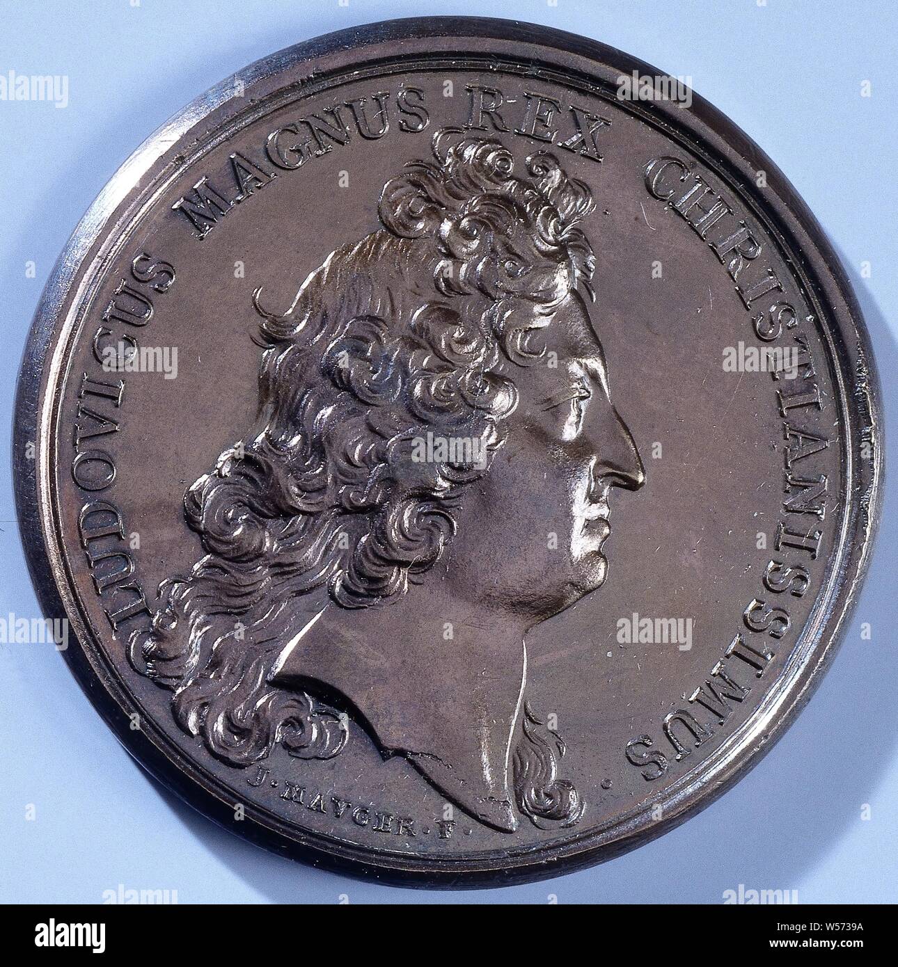 Deinse und Dixmuiden durch die Französische, die Bronzemedaille. Front: Die man-Büste im Inneren. Invers: Die kniende Soldat seine Waffen abgeben, zwei Kronen auf den Boden im Inneren eine Inschrift, abgeschnitten: Inschrift., Deinze, Sint-Martens-Leerne, Diksmuide, Westflandern, Louis XIV (König von Frankreich), Jean Mauger, Paris, 1699-1703, bronze (Metall), markanten (Metallverarbeitung), d 4,1 cm × w 35.83 Stockfoto