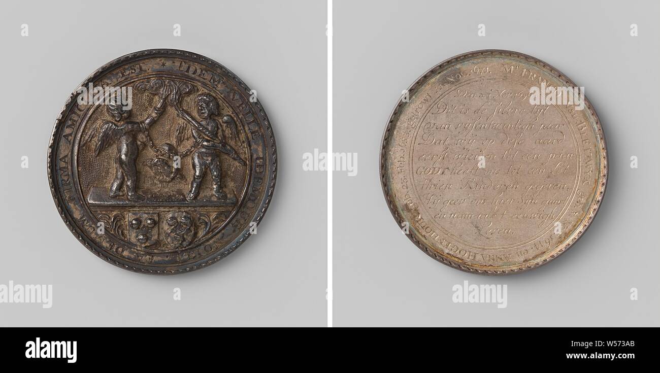 Fünfundzwanzig Jahre Ehe von Franco van Bleizwijk und Anna Hogenhouk, Silbermedaille. Vorderseite: Zwei kleine Engel mit einer Fackel tragen eine Halskette zusammen mit einem Ring mit zwei Tauben, oben zwei Wappen in einer Inschrift hängt. Rückwärtsgang: Inschrift im Innern, Franco van Bleiswijck, Anna Hogenhouk, anonym, Niederlande, 1696, silber (Metall), Gravieren, d 5,6 cm × w 41.17 Stockfoto Fünfundzwanzig Jahre Ehe von Franco van Bleizwijk und Anna Hogenhouk, Silbermedaille. Vorderseite: Zwei kleine Engel mit einer Fackel tragen eine Halskette zusammen mit einem Ring mit zwei Tauben, oben zwei Wappen in einer Inschrift hängt. Rückwärtsgang: Inschrift im Innern, Franco van Bleiswijck, Anna Hogenhouk, anonym, Niederlande, 1696, silber (Metall), Gravieren, d 5,6 cm × w 41.17 Stockfoto