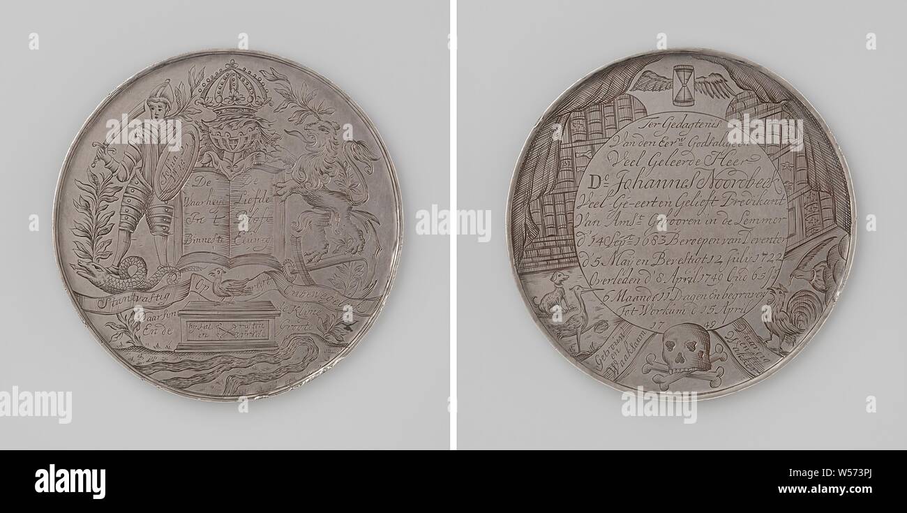 Tod von Johannes Noordbeek, Pastor in Amsterdam, in Workum, silberne Medaille begraben. Vorderseite: offenes Buch unter gekrönten Helm, von Soldat und Lion oben Wimpel mit der Aufschrift flankiert, unter dem Grab mit Vogel auf es und den Fluss innerhalb von zwei Blatt Filialen. Rückwärtsgang: Inschrift im inneren Grenze mit geflügelten Sanduhr, Reihe der Bücher, der Arm mit dem Schreiben von Feder, Tiere und Schädel zwischen zwei Bands mit Beschriftung, Amsterdam, Workum, Johannes Noordbeek, Dillis van Oyen, Gouda, 1749, silber (Metall), Gravieren, d 7,6 cm × w 119.70 Stockfoto