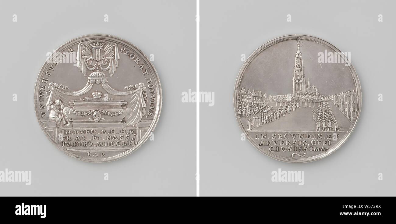 Beerdigung von Willem IV, Medaille für die Mitglieder der Miliz Delft, Silbermedaille gegeben. Vorderseite: Grab unter gekrönt Thron Himmel, mit ihrem Wappen gekrönt und Trauer Schleier gekrönt, auf Grab liegt Krone, daneben ein weinender Engel in einem Kreis, abgeschnitten: Inschrift. Umgekehrt: Der Grote Markt in Delft mit der Leiche zwischen zwei bataillons Shooter, abgeschnitten: Inschrift, Markt, Willem IV (Prinz von Oranien-nassau), Nicolaas van Swinderen, Den Haag, 1752, silber (Metall), markanten (Metallverarbeitung), d 3,7 cm × w 15.46 Stockfoto