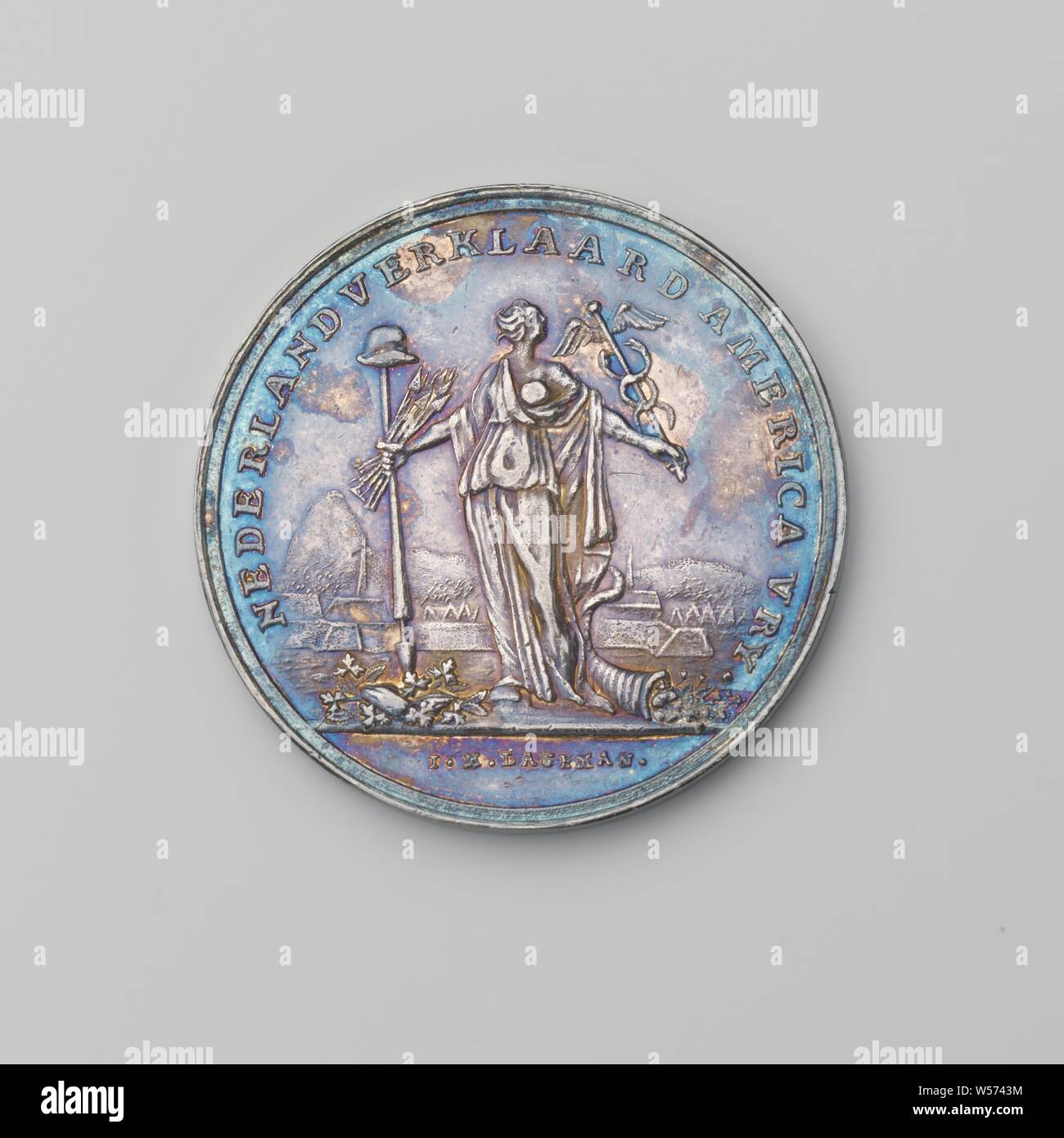 Die Anerkennung der Unabhängigkeit der Vereinigten Staaten von Amerika durch die Mitgliedstaaten Allgemeine der Niederlande, silberne Medaille. Vorderseite: Holländische Jungfrau mit Bündel Pfeile in der rechten Hand und einen Hut der Freiheit auf einen Speer und in der linken Hand Quecksilber Personal, Horn von Fülle an ihren Füßen gefüllt, im Hintergrund Blick auf die Stadt Philadelphia und felsigen Landschaft innerhalb Umschreibung, Schnitt: Unterschrift. Rückseite: zwei Fahnen, hängen an Trident, für die es von Fässern, Pakete und Ballen, im Hintergrund: Boot in einem Wrap, abgeschnitten: Jahr, Vereinigten Staaten von Amerika, Philadelphia, Mitgliedstaaten allgemeine, Johannes Stockfoto