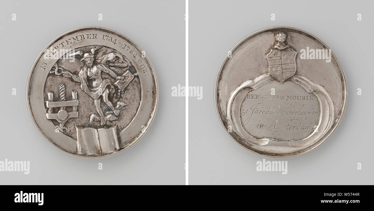 Bernardus Mourik, fünfzig Jahre Buchhändler in Amsterdam die Silbermedaille. Vorderseite: behelmte Wappen über der Kartusche mit Inschrift. Rückwärtsgang: flying Mercury mit Buch und Personal in den Händen, buchen Sie im Vordergrund und Buch drücken Sie innerhalb von omschrift, Amsterdam geöffnet, anonym, Niederlande, 1784, silber (Metall), d 4,5 cm × w 32,42 Stockfoto