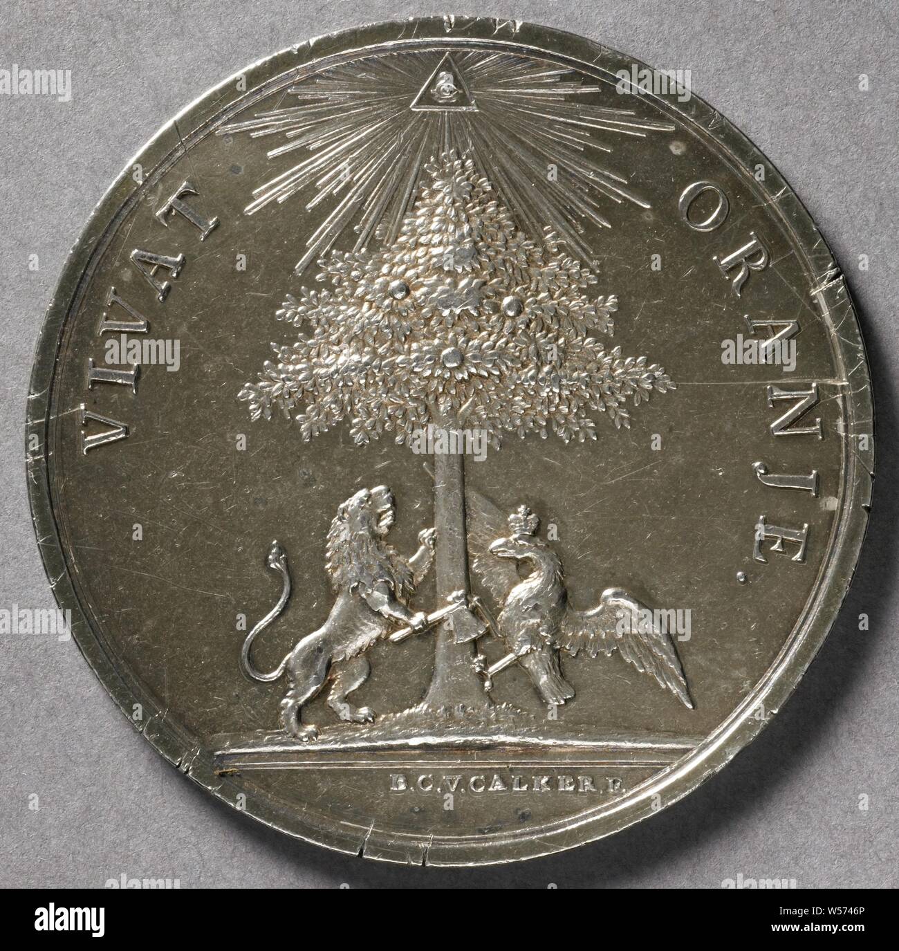 Wiederherstellung von Willem V als Erbe der Stadt, Restaurierung von Willem V als Erbe der Erbe. Silberne Medaille. Vorderseite: orange tree mit drei Äpfel, erleuchtet von allsehende Auge in leuchtenden Dreieck, links von einem Baum ist eine niederländische Lion mit einer Axt in der rechten vorderen Bein, bereit zu einem Baum, auf der rechten Seite der Baum geschnitten ist der preußische Adler, der mit seiner rechten Klaue zurück hält eine Axt und hat einen Flügel für das Schlagen Lion innerhalb eines Kreises, Schnitt: Unterschrift. Rückwärtsgang: Inschrift unten Jahr oben gebunden Palm und myrtle Branch, Willem V (Prinz von Oranien-nassau), Barend Christiaan van Calker, Zeist, 1787, Silber Stockfoto