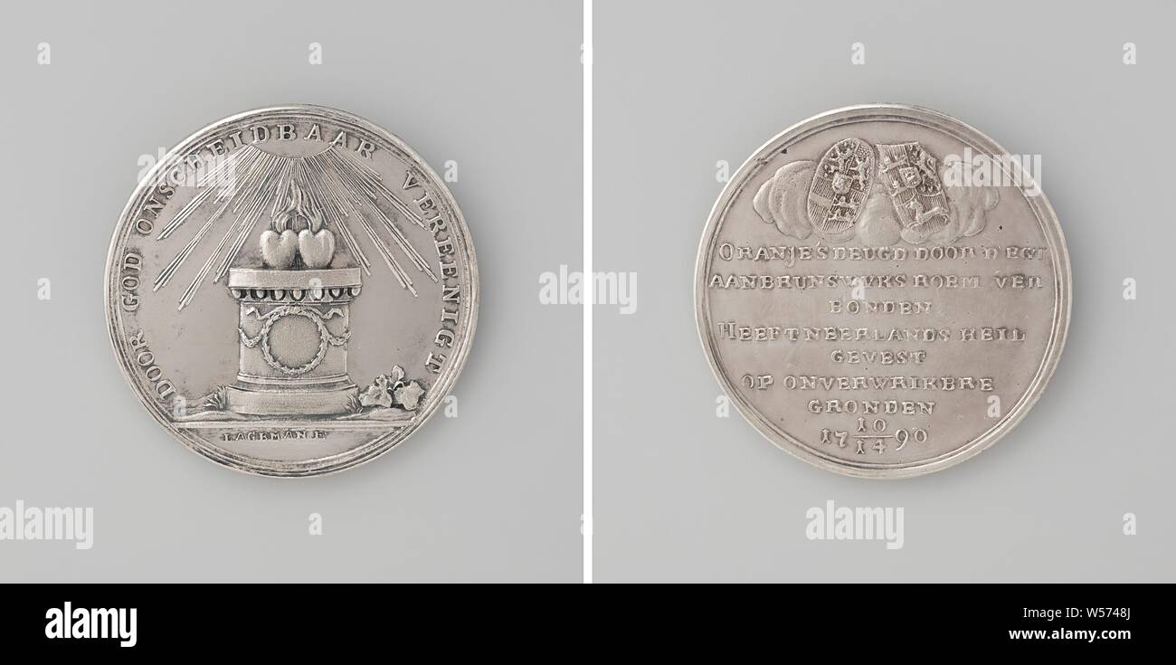 Die Ehe von Louise, Prinzessin von Oranien-Nassau mit Karel George Augustus, Prinz von Brunswijk-Wolfenbuttel, Silbermedaille. Vorderseite: Zwei Brennende Herzen am Altar durch himmlisches Licht in einer Inschrift leuchtet, Schnitt: Unterschrift. Rückseite: zwei Wappen auf Wolke über Inschrift, Den Haag, Louise (Prinzessin von Oranien-nassau), Karel van Brunswijk-Wolfenbüttel, Johannes Michiel Lageman, Amsterdam, 1790, silber (Metall), markanten (Metallverarbeitung), d 3,4 cm × w 12.91 Stockfoto