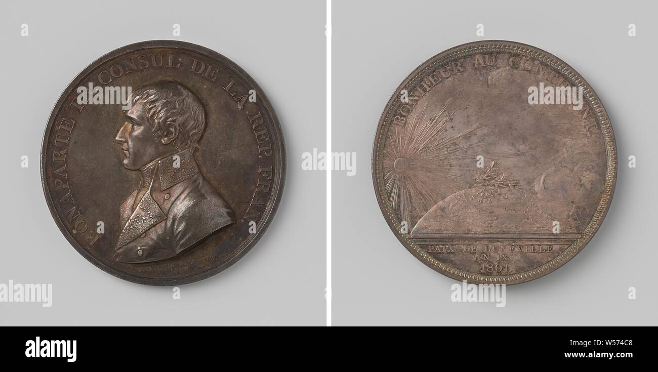 Frieden von Luneville, zu Ehren von Napoleon Bonaparte, Premierminister von Frankreich, Silber. Front: Die man-Büste im Inneren. Rückwärtsgang: Globus, auf dem Frankreich, Oben, von Laurel zweigen abgedeckt ist und leuchtet durch Sonnenlicht, und in England sind die Wolken in einem Kreis umgeben, abgeschnitten: Beschriftung, Luné ville, Napoleon Bonaparte ICH (Kaiser der Franzosen), Jean-Pierre Droz, Paris, 1801, silber (Metall), markanten (Metallverarbeitung), d 5,5 cm × w 67,50 Stockfoto