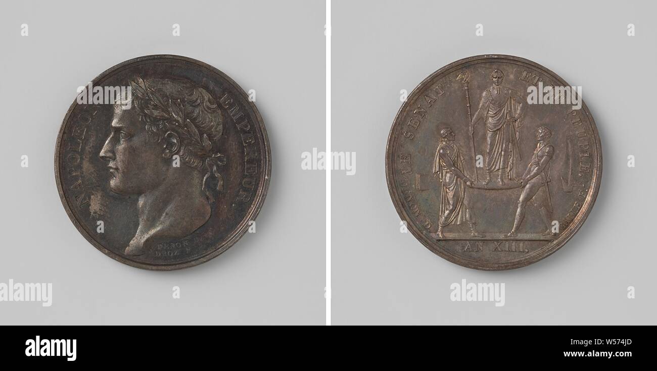 Napoleon Bonaparte, Kaiser der Franzosen, die Silbermedaille. Vorderseite: des Menschen Bruststück mit Lorbeerkranz innerhalb einer Inschrift. Rückwärtsgang: Napoleon mit Feld Zeichen in der Hand steht auf einem Schild, von Senat und Volk im Rahmen angehoben wird, abgeschnitten: Jahr, Napoleon Bonaparte ICH (Kaiser der Franzosen), Jean-Pierre Droz, Paris, 1806, silber (Metall), markanten (Metallverarbeitung), d 2,6 cm × w 8.31 Stockfoto