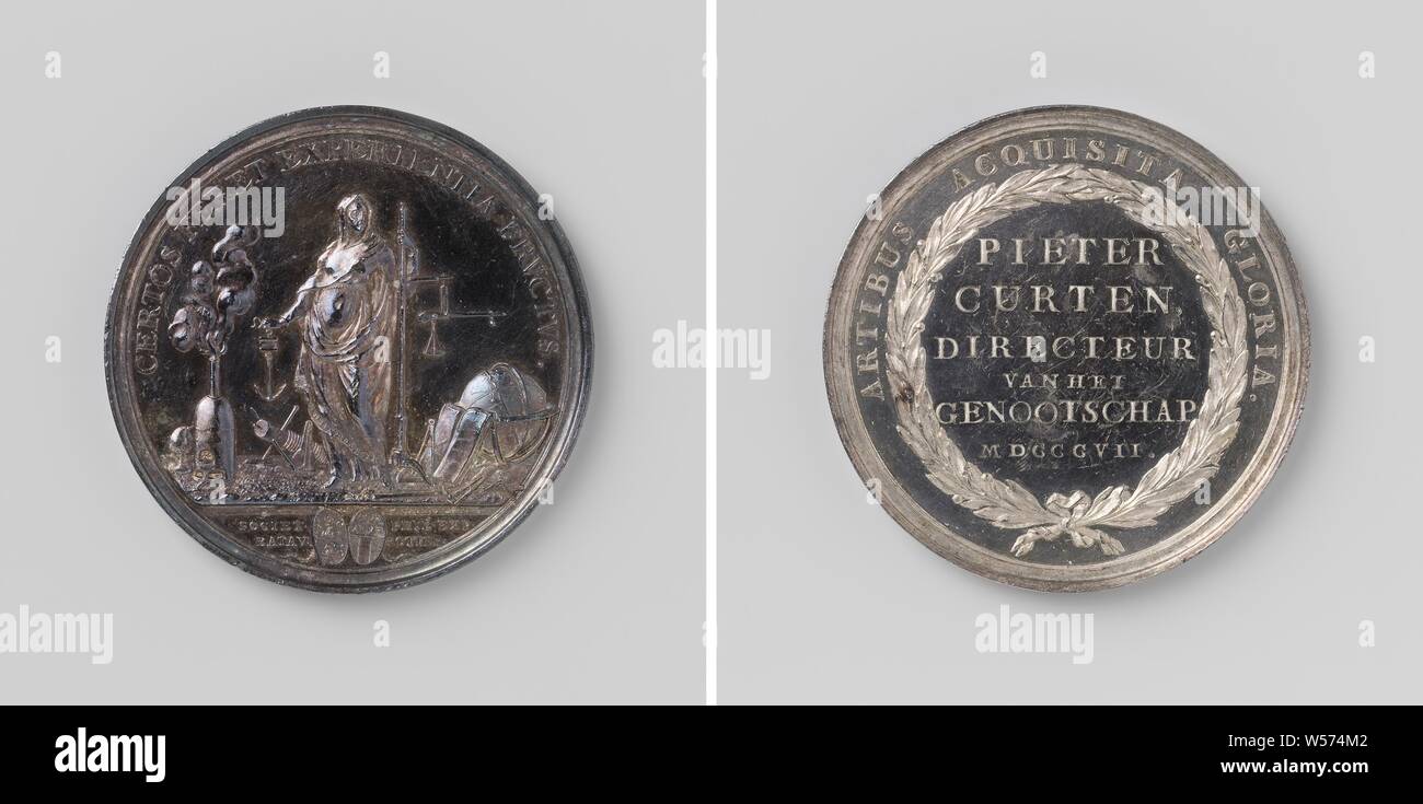 Bataafsch Gesellschaft für experimentelle Philosophie, Medaille ausgezeichnet von Pieter Curten, Direktor der Gesellschaft, der Silbermedaille. Vorderseite: verschleierte Frau, die die Erfahrung, hält einen Magneten in ihrer rechten Hand, mit einem Anker auf, und eine Wiegeeinrichtung in ihrer Linken, es gibt einen Pointer, ein Senkblei, einer Ankerwinsch mit einer Winde, ein Globus, ein Kompass und ein Buch um sie herum gewickelt, abgeschnitten: Beschriftung mit zwei Wappen unterbrochen. Rückwärtsgang: Inschrift im Lorbeerkranz und Inschrift, Rotterdam, Pieter Curten, Bataafsch Gesellschaft für experimentelle Philosophie, Johan George Holtzhey, Amsterdam, 1769 Stockfoto