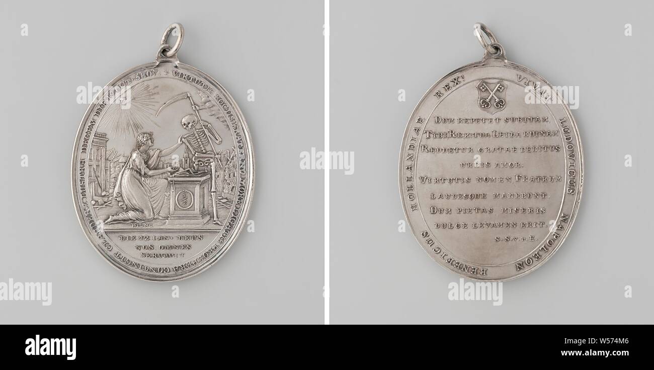 50 Jahre des Bestehens der Freimaurerloge 'La Vertu' in Leiden, als Erinnerung an die Explosion des Schießpulvers Boot am Rapenburg in Leiden in Silber oval Abzeichen mit Öse und Ring. Vorderseite: durch alle beleuchteten - sehend Auge in leuchtenden Dreieck, Frau kniet vor dem Altar, auf dem die Freimaurerei Attribute liegen und von denen die Basis trägt 1/2 in einer Serpentine shape, hinter dem Altar steht Tod mit Sense, zurückgehalten von Hand in den Wolken, im Hintergrund ein Blick auf die zerstörte Stadt von Leiden, cut-off: Inschrift in der Inschrift. Rückwärtsgang: Inschrift unter Wappen innerhalb Stockfoto