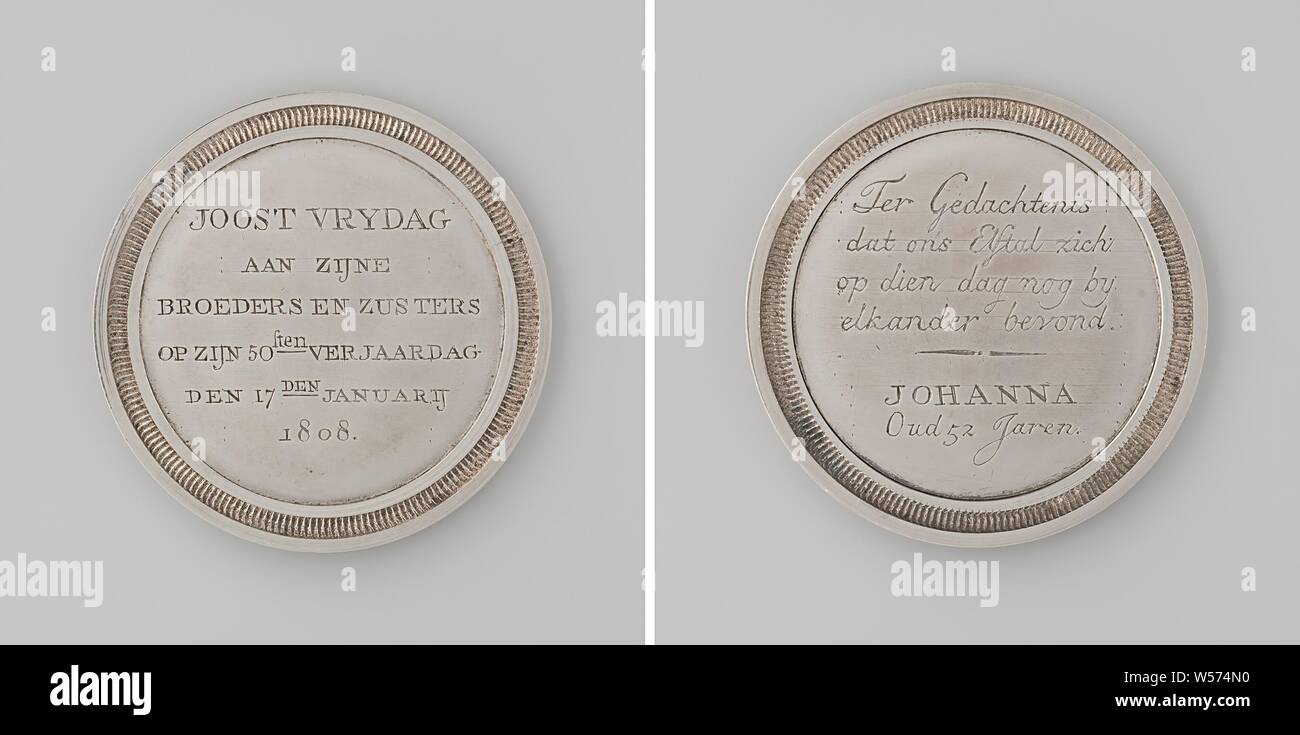 Joost Vrydag's 50. Geburtstag, die Tatsache, dass die elf Vrydag Kinder zu diesem Zeitpunkt noch lebendig waren zu gedenken, ein Abzeichen von Johanna Vrydag, Silber Medaille ausgezeichnet. Vorderseite: Inschrift. Rückwärtsgang: Inschrift, Joost Vrydag, Johanna Vrydag, anonym, Niederlande, 1808, silber (Metall), Gravieren, d 4,2 cm × w 21,33 Stockfoto
