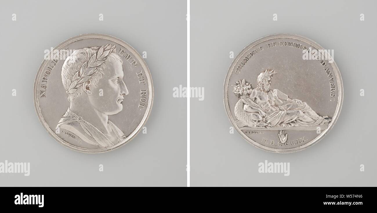 Handelskammer in Antwerpen, zu Ehren von Napoleon I Bonaparte, Kaiser der Franzosen, die Silbermedaille. Vorderseite: des Menschen Bruststück mit Lorbeerkranz innerhalb einer Inschrift. Rückwärtsgang: Fluss Gott mit Ruder und gefüllte Horn von Fülle, lehnte sich auf Dolphin innerhalb einer Inschrift, abgeschnitten: Jahr, Unterschrift und geöffnete Hand erhoben, Antwerpen, Napoleon Bonaparte ICH (Kaiser der Franzosen), Handelskammer und Fabriken, Jean-Pierre Droz, Paris, 1809, silber (Metall), markanten (Metallverarbeitung), d 3,2 cm × w 6.82 Stockfoto
