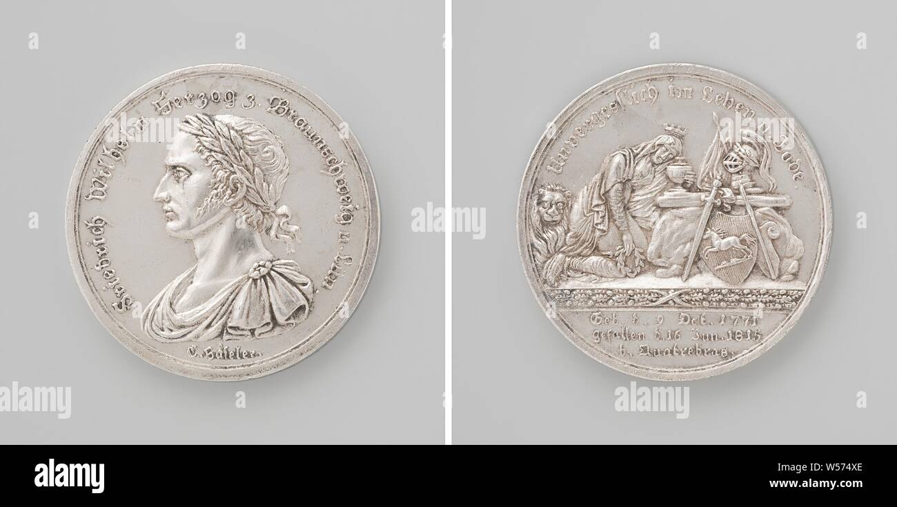 Tod von Frederik Willem, Herzog von Brunswijk, in der Schlacht bei Quatre-Bras, Silbermedaille gefallen. Vorderseite: des Menschen Bruststück mit Lorbeerkranz innerhalb einer Inschrift. Rückwärtsgang: gekrönt Frau, die von Lion begleitet, sitzen Trauer neben Grabstein, geschmückt mit Helm, zwei Banner, Schwert, Wappen, Ruder- und Leiche im Inneren eine Inschrift, abgeschnitten: Beschriftung, Quatre-Bras, Frederik Willem van Brunswijk-Lüneburg - Oels, C. Haseler, Deutschland, 1815, silber (Metall), markanten (Metallverarbeitung), d 3,7 cm × w 31.97 Stockfoto