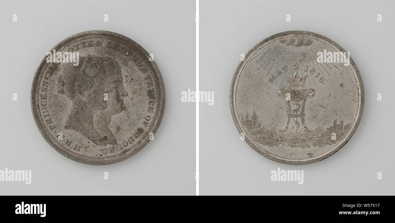 Heirat von Leopold, Prinz von Saxony-Coburg-Gotha und Charlotte Augusta, Prinzessin von England, das Einsperren. Vorderseite: Büste einer Frau mit Diadem und ein Mann innerhalb der Beschreibung. Zurück: brennendes Feuer Topf auf zwei Beinen, über Beschriftung mit himmlischen Licht beleuchtet, im Hintergrund Blick auf die Stadt, die Leopold I (König der Belgier), Charlotte Augusta (Prinzessin von England), Peter Kempson, Birmingham, 1816, Legierung, markanten (Metallverarbeitung), d 3,9 cm × w 21,40 Stockfoto