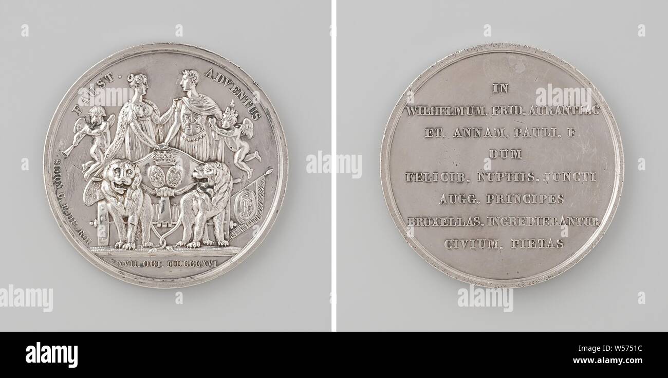 Ankunft von Willem Frederik George Louis, Erbin der Niederlande und Anna Paulowna, Großfürstin von Russland in die Niederlande, nach ihrer Heirat in St. Petersburg, silberne Medaille. Vorderseite: Willem Frederik, stehend in der Römischen Uniform mit Lorbeerkranz und Anna Pauwlona auf einem Wagen, der von zwei Löwen Hände schütteln, zwei Wappen unter einer Krone auf den Trog, auf der linken Seite Genius das Blasen auf der Trompete, auf der rechten Seite Genius mit Herzen, einschließlich ein Banner in einem Umfang, cut-off: Datum gezeichnet. Rückwärtsgang: Inschrift, Niederlande, St. Petersburg, Willem II (König der Niederlande), Anna Paulowna Stockfoto
