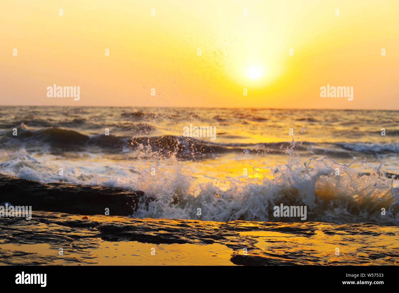 Das Meer ist die Wüste von Wellen, eine Wüste von Wasser Stockfoto