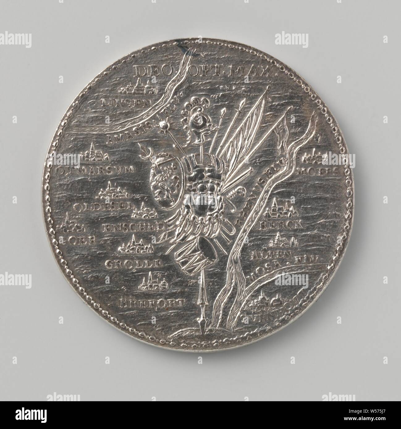 Sieg in Turnhout und Übernahme von neun Städten in drei Monaten, silberne Medaille. Vorderseite: Rüstung auf Speer unter Inschrift hing, Karte im Hintergrund mit eroberten Städte. Rückwärtsgang: Inschrift., Turnhout, Rijnberg, Groenlo, Lingen, Almelo, Enschede, Bredevoort, Alpen, Meurs, Oldenzaal, Zutphen, Staten-Generaal, Staten van Zutphen, Gerard van Bylaer, Dordrecht, 1597, silber (Metall), markanten (Metallverarbeitung), d 5,2 cm × w 44,44 Stockfoto
