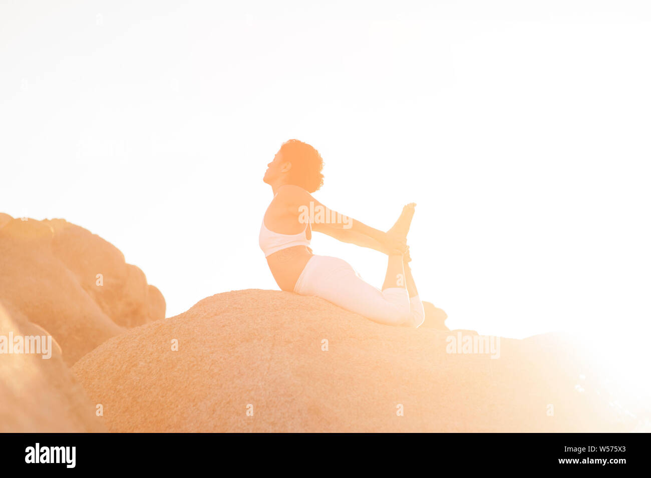 Frau Yoga in der Wüste. Stockfoto