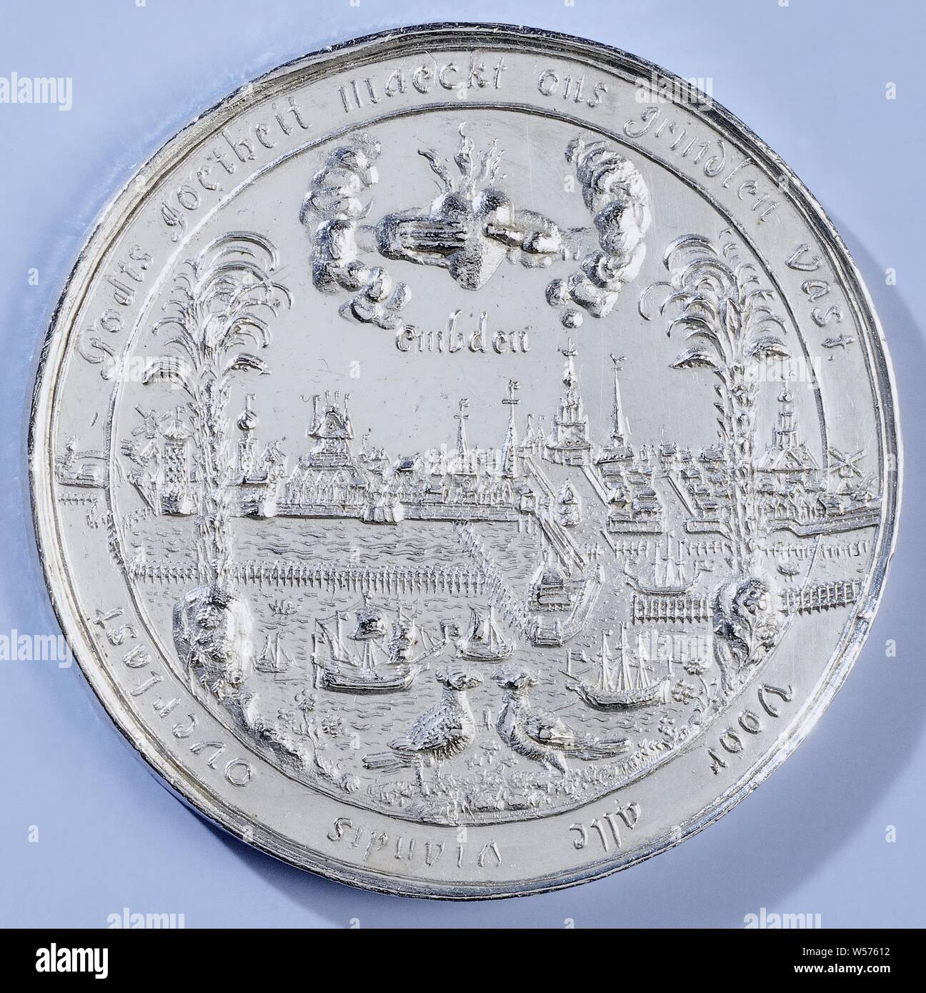 Frieden von Münster, Silbermedaille. Vorne: Blick auf die Stadt Emden unter ein brennendes Herz, mit zwei Palmen und zwei Tauben in einem Kreis. Rückwärtsgang: Rundschreiben, Münster, Nordrhein-Westfalen, Emden, Niedersachsen, Johann Blum, Bremen, 1648, silber (Metall), markanten (Metallverarbeitung), d 5,9 cm × w 57.73 Stockfoto Frieden von Münster, Silbermedaille. Vorne: Blick auf die Stadt Emden unter ein brennendes Herz, mit zwei Palmen und zwei Tauben in einem Kreis. Rückwärtsgang: Rundschreiben, Münster, Nordrhein-Westfalen, Emden, Niedersachsen, Johann Blum, Bremen, 1648, silber (Metall), markanten (Metallverarbeitung), d 5,9 cm × w 57.73 Stockfoto