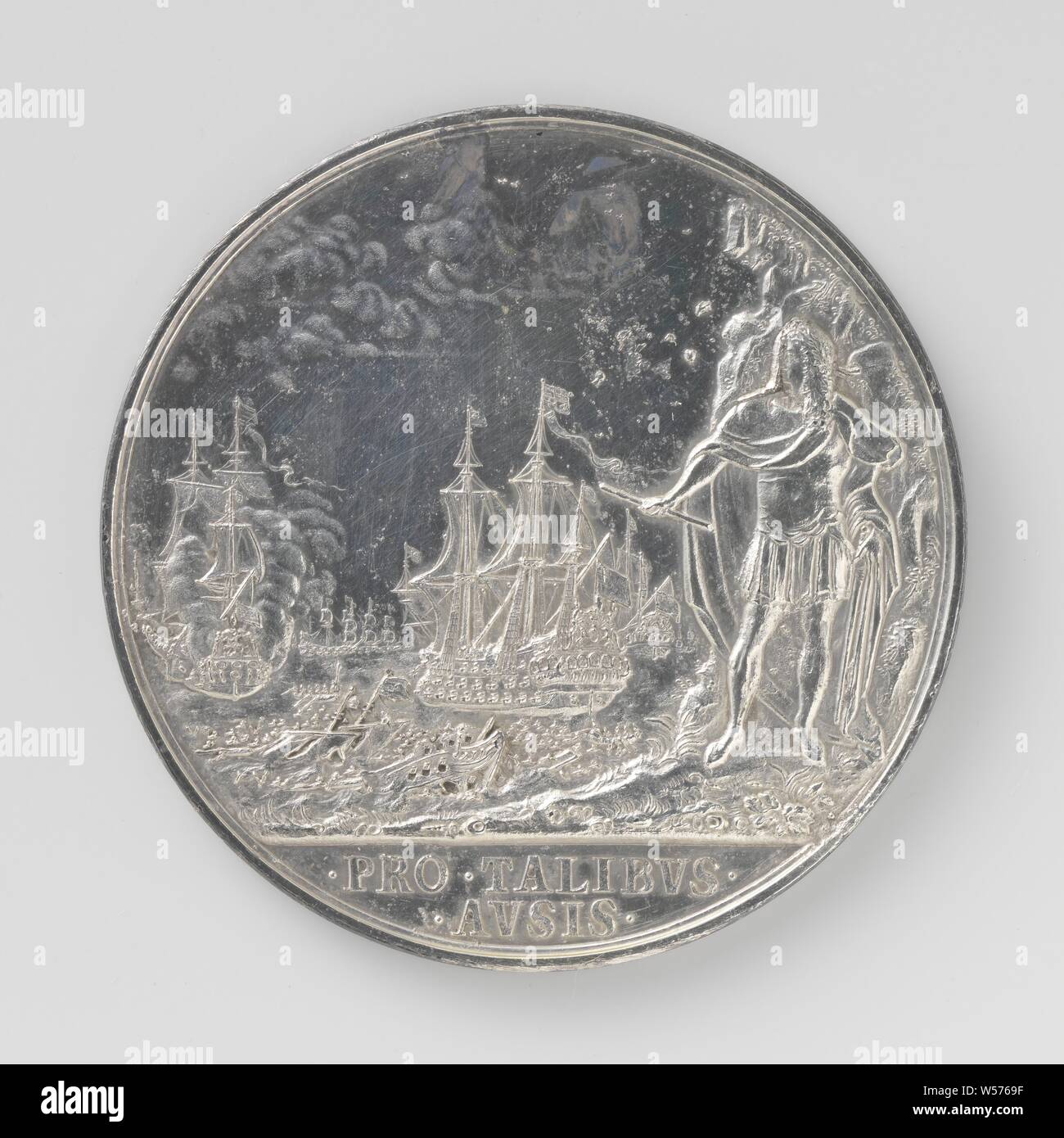 Schlacht von Lowestoft zwischen Lieutenant Admiral Obdam von Wassenaar und Englisch unter der Herzog von York, silberne Medaille. Vorderseite: des Menschen Bruststück mit Lorbeerkranz innerhalb einer Inschrift. Umgekehrt: der König mit dem Befehl Personal schaut Seeschlacht, Schnitt: Beschriftung, Schlacht von Lowestoft, Lowestoft, Suffolk, Jakob Baron van Wassenaer Obdam, Herrn Charles II (König von England), James II (König von England und Schottland), Jean Roettiers, London, 1665, silber (Metall), markanten (Metallverarbeitung), d 5,6 cm × w 69.38 Stockfoto