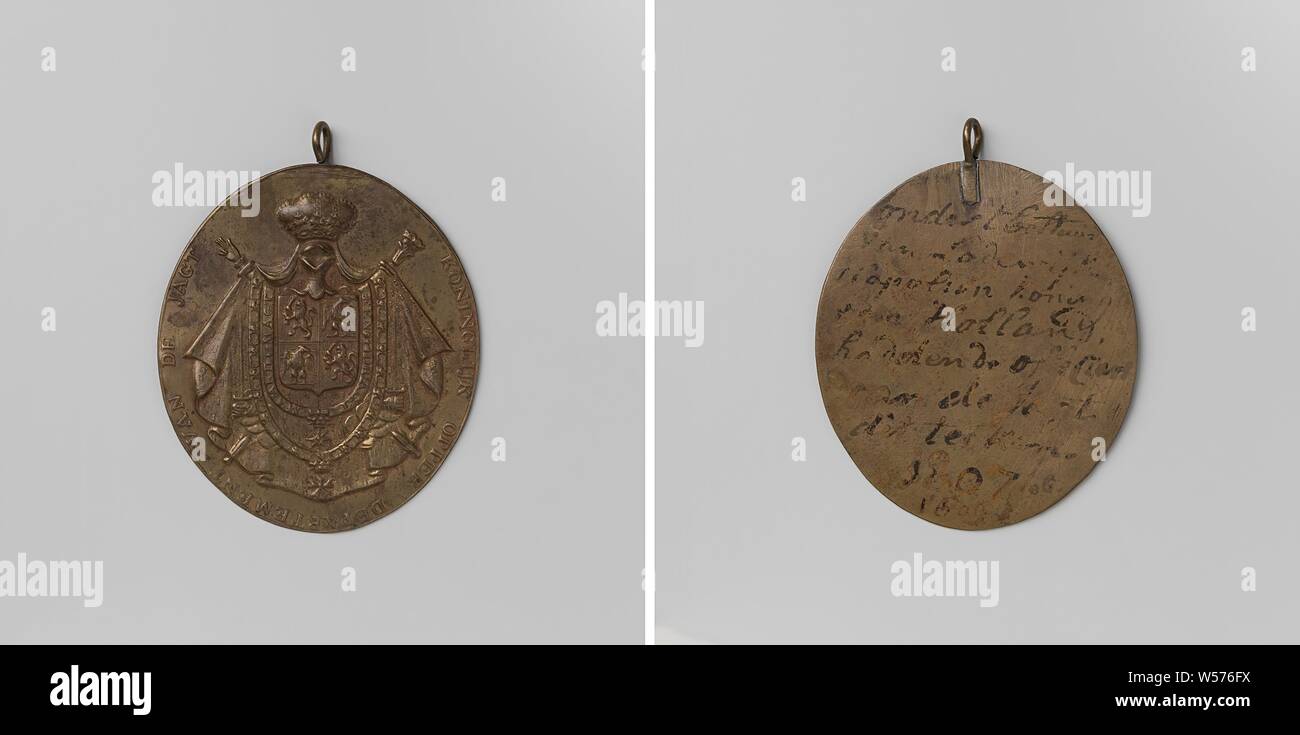 Die Zeichen der königlichen Jagd Abteilung, Oval Messing Ausführung mit Öse mit der gekrönte Arm von Louis Napoleon gegen eine Vorhänge (Imperial Mantel) mit einem Schwert (der französischen Marschall) auf beiden Seiten. Um die Ketten der Großkreuzträger des Ordre Royal de Hollande und die Ehrenlegion. Auf der Rückseite, Handschrift Text, Niederlande, Lodewijk Napoleon Bonaparte, anonym, 1807, Messing (Legierung), Gravieren, h 9 cm × w7cm × w 32,16 Stockfoto