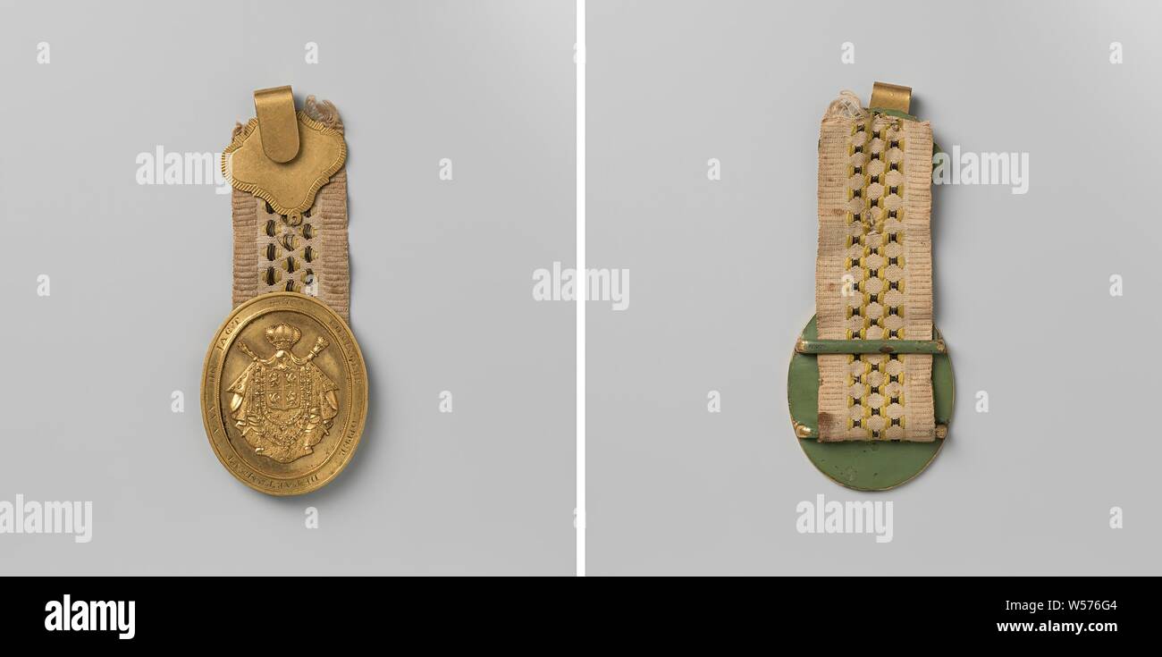 Die Zeichen der königlichen Jagd Abteilung, Kupfer, ovale, die Zeichen auf besticktem Band mit Schnalle. Zentral der gekrönte Waffe von Louis Napoleon gegen Vorhänge (Imperial Mantel) statt, die von Hand und Zepter. Auf beiden Seiten der Waffe ein Schwert (aus obersten Marschall von Frankreich). Außerdem sind die Ketten, die zur Royal Dutch und der Ehrenlegion. Oben in der Mitte einen fünfzackigen Stern auf einen Ast. Das Ganze wird durch eine feine Perle Grenze mit Inschrift umgeben, auf der Rückseite des Trägers mit grüner Farbe bedeckt ist. Die Multifunktionsleiste ist in Gelb und Schwarz, Niederlande bestickt Stockfoto