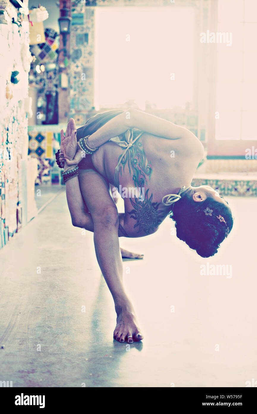 Frau in einer Verdrillten gebunden Yoga dar. Stockfoto