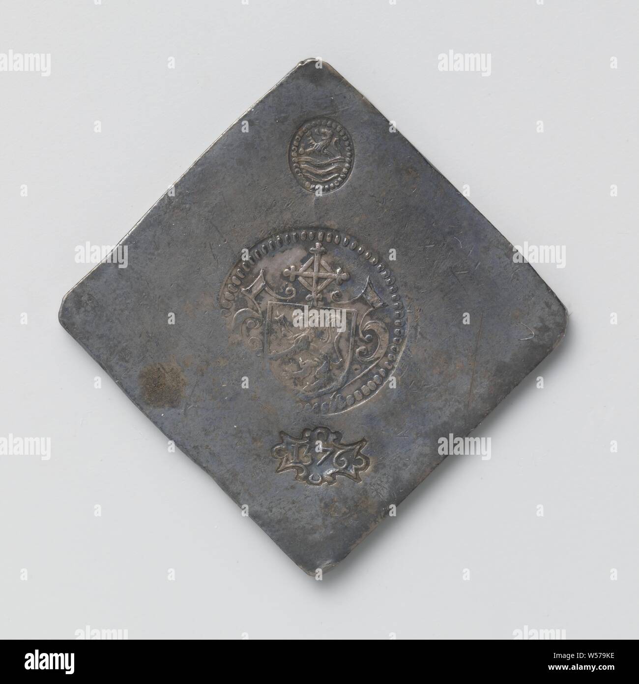 Zwölf not Münzen aus niederländischen Städten Belagerung von Zierikzee, einseitig, rautenförmige Not Münze mit abgerundeten Ecken. Niederlande, 1576, silber (Metall), markanten (Metallverarbeitung), h 4,9 cm × 4,9 cm × w w 28.93 Stockfoto