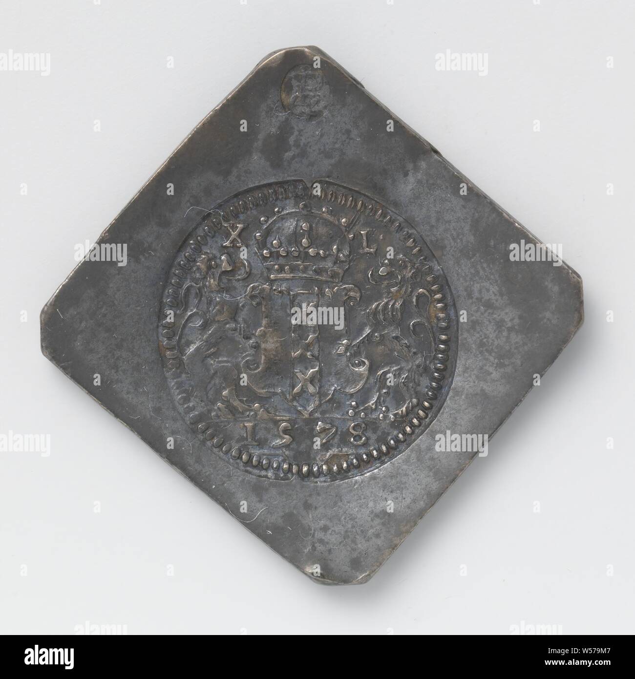 Zwölf not Münzen aus niederländischen Städten Belagerung von Amsterdam, not Währung von 40 Pfennige, aus der städtischen Silber geprägt, rautenförmige Not Münze mit abgeschrägten Ecken. Amsterdam, 5-Jan-1578, silber (Metall), markanten (Metallverarbeitung), h 4,7 cm × 4,7 cm × w w 26,80 Stockfoto