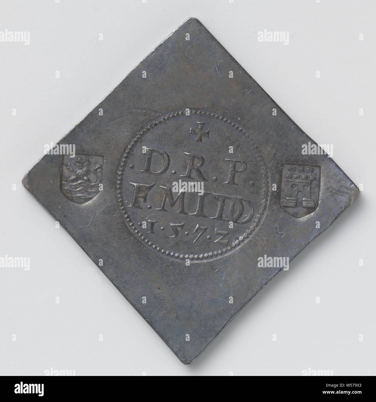 Zwölf not Münzen aus niederländischen Städten Belagerung von Middelburg, einseitig, rautenförmige Not-Medaille. Vorderseite: Drei Briefmarken: Inschrift in runde Perle Grenze, Links, Wappen, rechts: Stadt Wappen. Rückwärtsgang: Leer, Middelburg, anonym, 20-Dez-1572, silber (Metall), markanten (Metallverarbeitung), h 5,1 cm × 4,9 cm × w w 29.3. Stockfoto
