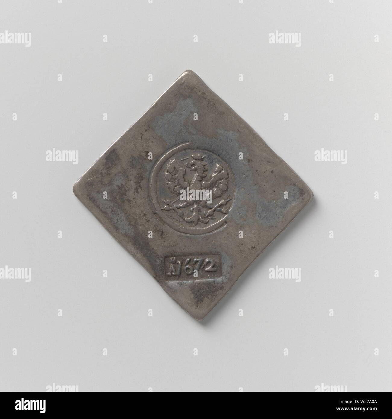 Not-Münze von ein viertel der tausend Gulden, die aus Deventer, Not-Medaille der Rat Silber für die Zahlung der Krieg kosten gemacht, rautenförmige Not-Medaille. Vorderseite: zwei Stempel: Große, runde Stempel: gekrönten Adler, unten: Rechteckige Stempel mit Jahr. Rückwärtsgang: Sitzende Figur in einem Wagen ohne Pferde hält einen Zweig in der linken Hand gegen den Körper und in der erhobenen Rechten Hand ein aufgeschlagenes Buch mit auf der linken Seite eine Darstellung der strahlenden Sonne und auf der rechten Seite eine Half Moon, ein 6-Stern über ihrem Kopf, linke Inschrift "arcvrivs', Deventer, anonyme, Kampen, 21-Jun-1672, Silber Stockfoto