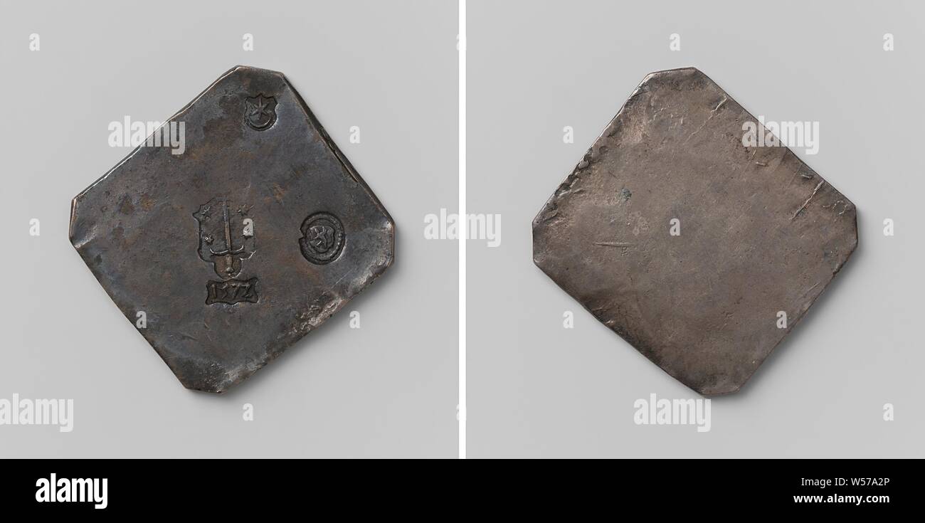 Belagerung von Haarlem, einseitig, rautenförmige Not Münze mit abgeschrägten Ecken. Vorderseite: Drei Briefmarken eine über der anderen, und auf der rechten Seite, von Unten nach Oben: Maker's Mark: Stern und Halbmond, Stadt Wappen: invertiert Schwert mit zwei Sternen auf beiden Seiten, ein Kreuz auf der Spitze des Schwertes, Jahr, auf der rechten Seite klopfen: Lion auf Schild. Rückwärtsgang: Leer, Haarlem, anonym, 21-Dez-1572 - 7-Feb-1573, silber (Metall), markanten (Metallverarbeitung), h 4,5 cm × 4,5 cm × w w 29.49 Stockfoto Belagerung von Haarlem, einseitig, rautenförmige Not Münze mit abgeschrägten Ecken. Vorderseite: Drei Briefmarken eine über der anderen, und auf der rechten Seite, von Unten nach Oben: Maker's Mark: Stern und Halbmond, Stadt Wappen: invertiert Schwert mit zwei Sternen auf beiden Seiten, ein Kreuz auf der Spitze des Schwertes, Jahr, auf der rechten Seite klopfen: Lion auf Schild. Rückwärtsgang: Leer, Haarlem, anonym, 21-Dez-1572 - 7-Feb-1573, silber (Metall), markanten (Metallverarbeitung), h 4,5 cm × 4,5 cm × w w 29.49 Stockfoto