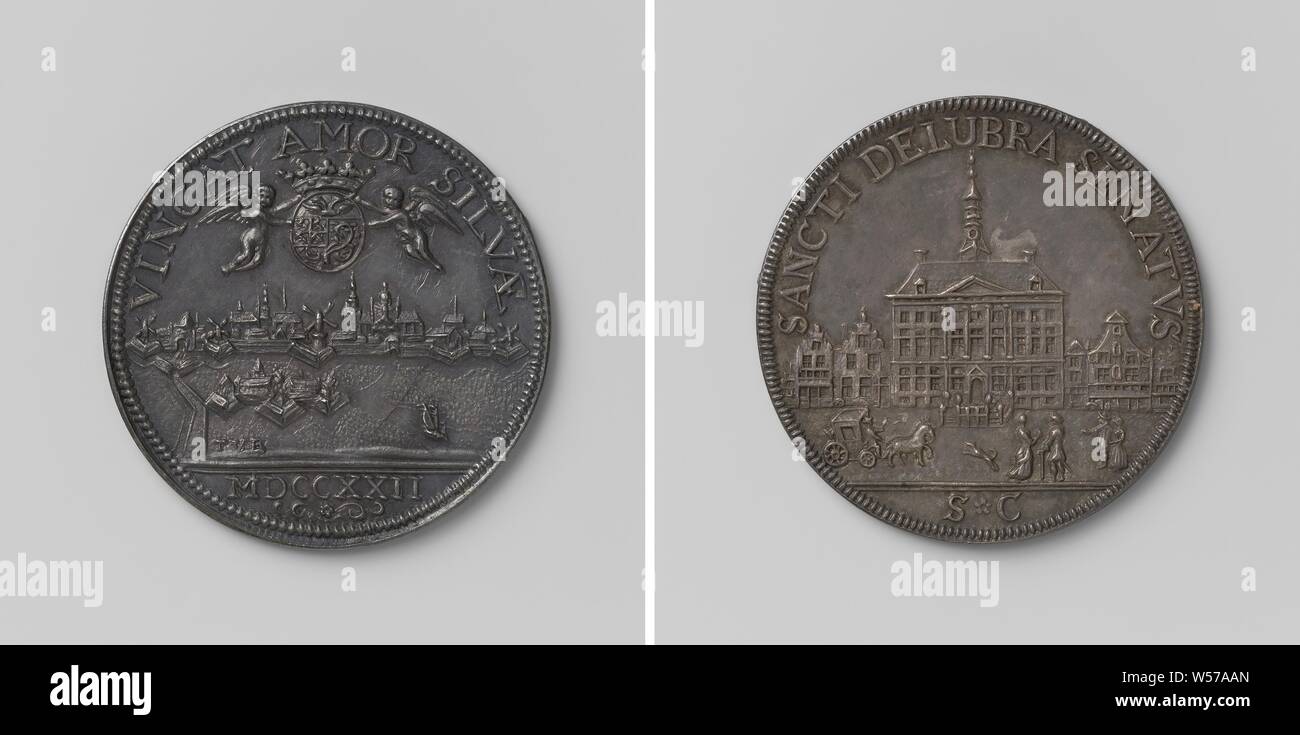 Werkzeug Token von der Stadt 's-Hertogenbosch, silberne Medaille. Vorderseite: Blick auf die Stadt von der Südseite, Oben: gekrönte Wappen, das von zwei Engeln gehalten, im Vordergrund: St. Antonieschans und die Straße Straße, rechts: Boot, Cut-out: Jahr über dekoratives Motiv. Rückwärtsgang: Rathaus unter anderem Häuser, im Vordergrund: Kutsche mit zwei Pferden, ein Hund und zwei Paare von Menschen in einem Kreis, Schnitt: Monogramm des Buchstaben S und C, 's-Hertogenbosch, Theodorus Casparus Van Berckel, s Hertogenbosch, 1722, silber (Metall), markanten (Metallverarbeitung), d 2,7 cm × w 6.55 Stockfoto