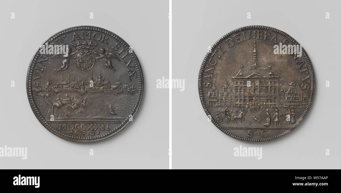 Werkzeug Token von der Stadt 's-Hertogenbosch, silberne Medaille. Vorderseite: Blick auf die Stadt von der Südseite, Oben: gekrönte Wappen, das von zwei Engeln gehalten, im Vordergrund: St. Antonieschans und die Straße Straße, rechts: Boot, Cut-out: Jahr über dekoratives Motiv. Rückwärtsgang: Rathaus unter anderem Häuser, im Vordergrund: Kutsche mit zwei Pferden, ein Hund und zwei Paare von Menschen in einem Kreis, Schnitt: Monogramm des Buchstaben S und C, 's-Hertogenbosch, Theodorus Casparus Van Berckel, s Hertogenbosch, 1722, silber (Metall), markanten (Metallverarbeitung), d 2,7 cm × w 6.61 Stockfoto