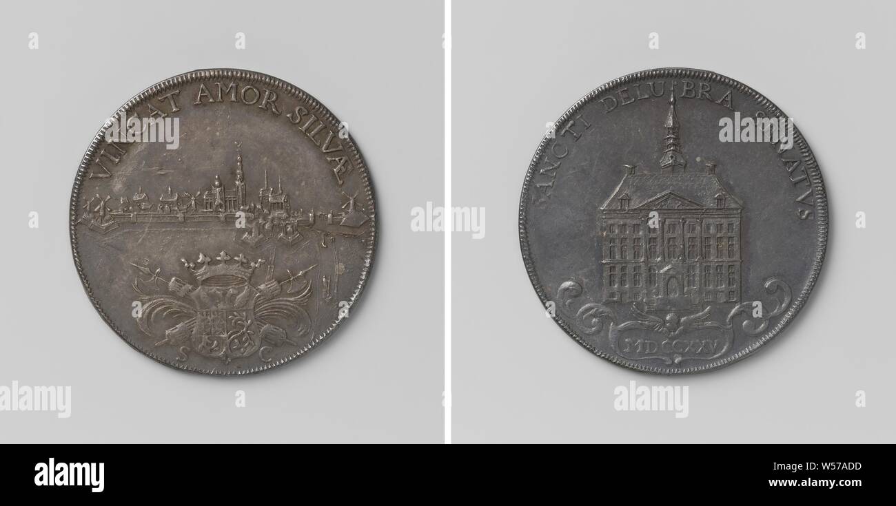 Werkzeug Token von der Stadt 's-Hertogenbosch, silberne Medaille. Vorderseite: Blick auf die Stadt von der Nordseite und die dieze mit zwei Schiffen, im Vordergrund: gekrönte Wappen auf zwei gekreuzte Stange Bundles mit Achsen und zwei Palmen zwischen das Monogramm der Buchstaben S und C innerhalb einer Inschrift. Rückwärtsgang: Rathaus über Kartusche mit Jahr unter Winged Angel's Kopf in einer Inschrift, 's-Hertogenbosch, Theodorus Casparus Van Berckel, s Hertogenbosch, 1725, silber (Metall), markanten (Metallverarbeitung), d 2,7 cm × w 6.42 Stockfoto