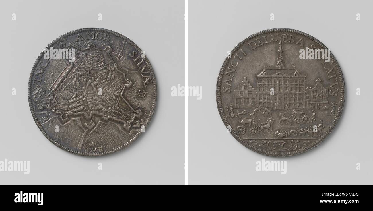 Werkzeug Token von der Stadt 's-Hertogenbosch, silberne Medaille. Vorderseite: Karte der Stadt 's-Hertogenbosch in einem Kreis. Rückwärtsgang: Rathaus unter anderem Häuser, im Vordergrund: Frucht Frau, Sitzung durch eine neben dem Füllhorn ausgeht, zwei Schlitten, eine mit zwei Pferden, ein Mann und eine Frau mit einem Hund, zwei gebogene Personen und ein Mann mit einem Gewehr über der Schulter innerhalb einer Inschrift, Schnitt: Monogramm des Buchstaben S und C in Kartusche mit Zweigen geschmückt, 's-Hertogenbosch, Theodorus Casparus Van Berckel, s Hertogenbosch, 1726, silber (Metall), markanten (Metallverarbeitung), d 2,7 cm × w 6.47 Stockfoto
