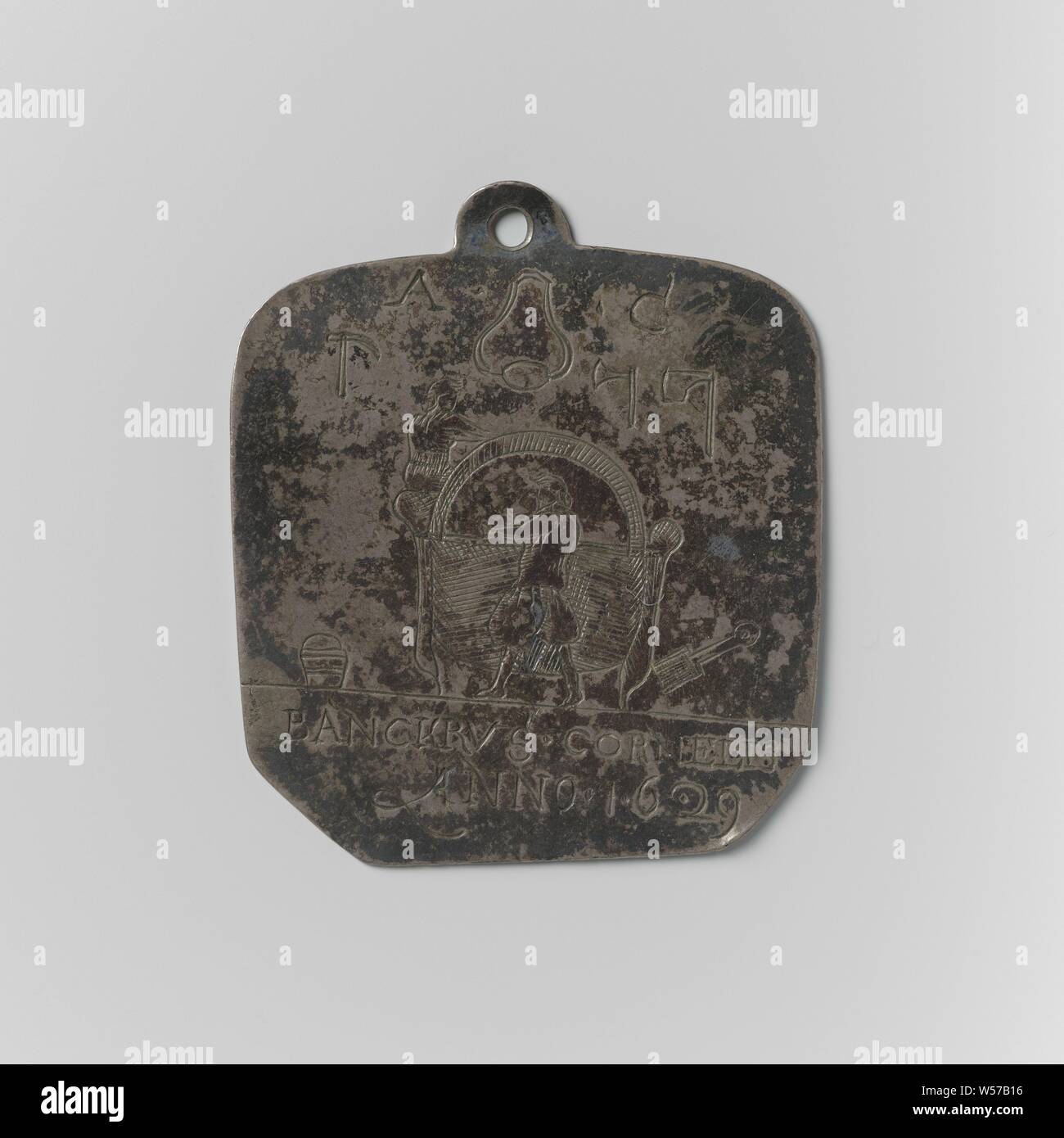 Scherenschleifer Gilde von Amsterdam, Guild Token von Cornelis Banckrus, Silber Medaille rechteckig mit abgerundeten Ecken an der Öse. Vorderseite: Zwei Männer stehen, die von einem Rad und einen flachen Stein, schleifen Instrumente, Links: Eine Schaufel, rechts: Schaufel, über beide Männer: Pickel und zwei Achsen, und Turner zwischen Buchstaben A und C, abgeschnitten: Inschrift. Rückwärtsgang: Inschrift, Amsterdam, Cornelis Banckrus, anonym, 1629, silber (Metall), Gravieren, h 5,6 cm x h 5 cm × 4,9 cm × w w 14.93 Stockfoto