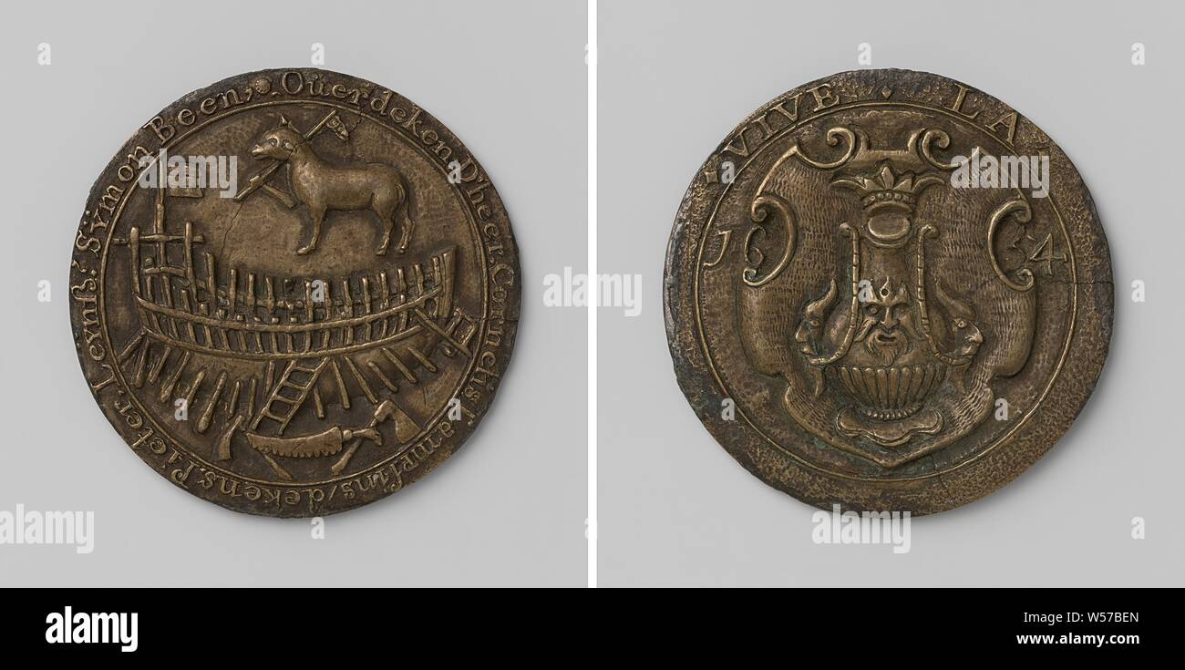 Scheepmakersgilde van Vlissingen, Messing Medaille. Vorne: Schiff im Bau mit Flagge auf Bug oben sahen zwischen zwei Achsen, über Schiff: Lamm mit einem Banner in der Inschrift. Rückwärtsgang: gekrönt Flasche mit Front- und beiden Seiten Bild in der Entlastung von Gesicht in kartusche zwischen Jahr innerhalb Inschrift, die Spülung, Cornelis Lampsins, Pieter Leynsen, Symon, anonym, 1654, Messing (Legierung), Gründung, d 6,1 cm × w 43.28 Stockfoto