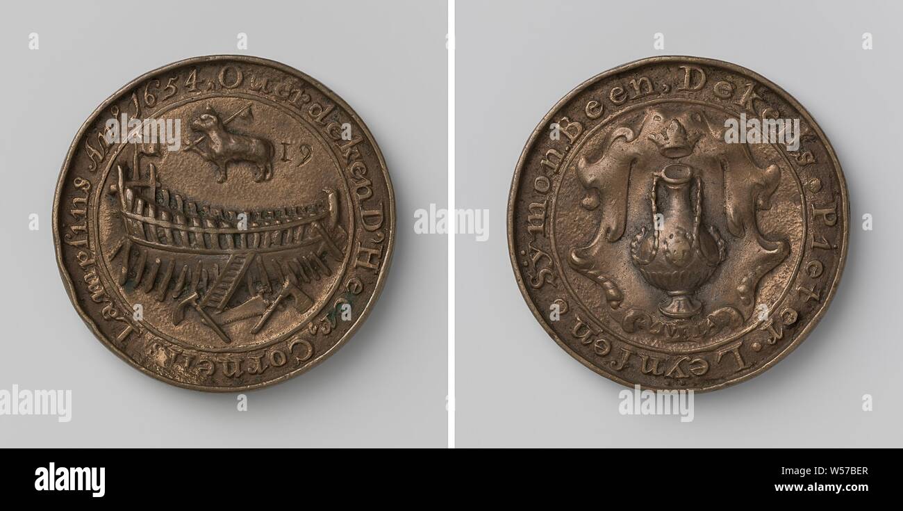 Scheepmakersgilde van Vlissingen, Guild Token mit Nr. 19, Messing Medaille. Vorne: Schiff im Bau mit Flagge auf Bug oben sahen zwischen zwei Achsen, über Schiff: Lamm mit Fahne neben der Zahl 19 in einer Inschrift. Rückwärtsgang: gekrönt Flasche in Kartusche mit Inschrift am unteren Rand innerhalb der Inschrift, die Spülung, Cornelis Lampsins, Pieter Leynsen, Symon, anonym, 1654, Messing (Legierung), Gravieren, d 6 cm × w 78.56 Stockfoto