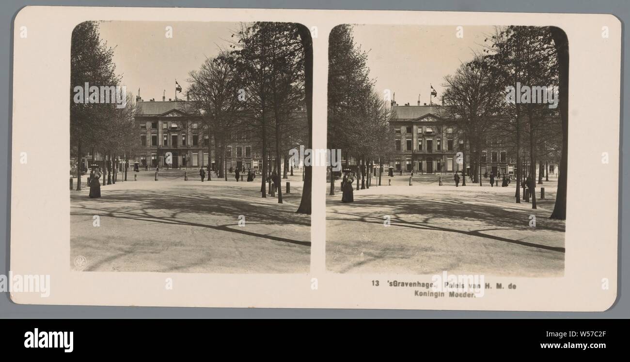 Blick auf die Lange Voorhout Palace in Den Haag Den Haag. Palast von Seiner Majestät die Königin Mutter (Titel auf Objekt), Quadrat, Ort, Zirkus, usw., Fassade (oder Haus oder Gebäude), Schloss, Lange Voorhout Palace, Neue Photographische Gesellschaft (auf Objekt erwähnt), Den Haag, C. 1900 - C. 1910, Pappe, Fotopapier, Silbergelatineabzug, H 88 mm x B 179 mm Stockfoto