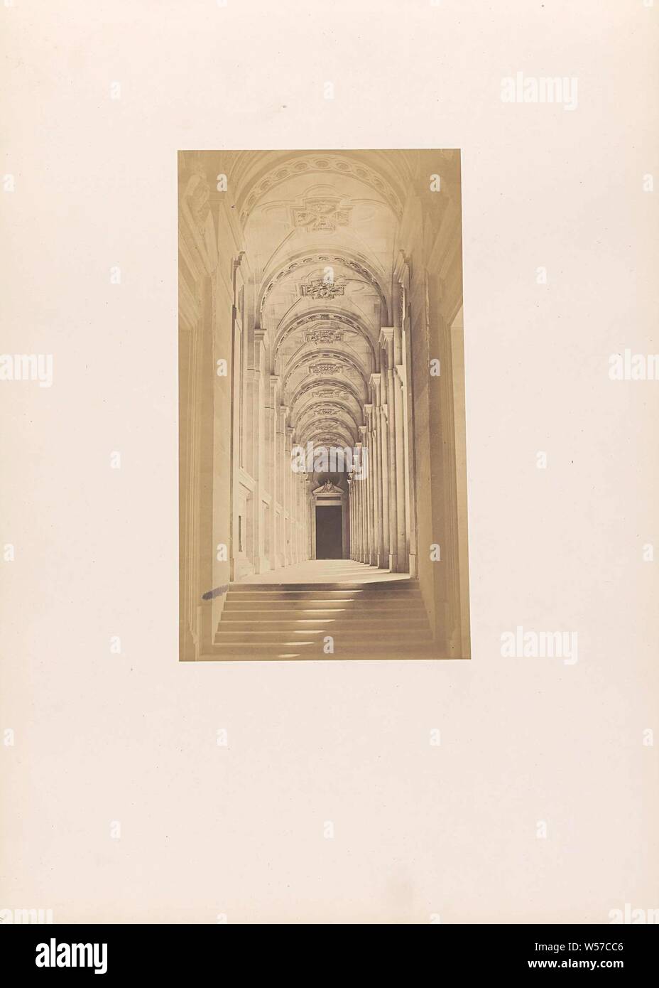 Kolonnade mit Treppen im Palais du Louvre, Teil der Wiedervereinigung des Tuileries au Louvre 1852-1857, album 4, Namen von historischen Gebäuden, Sehenswürdigkeiten, Straßen usw. (Louvre), etc. (mit Namen), ständige Ausstellung, Museum, Kolonnade, Palais du Louvre, Palais des Tuileries, Musée du Louvre, Édouard Denis Baldus, Paris, C. 1855 - C. 1857, Papier, Fotopapier, gesalzen Papier drucken, H 376 mm x B 523 mm Stockfoto