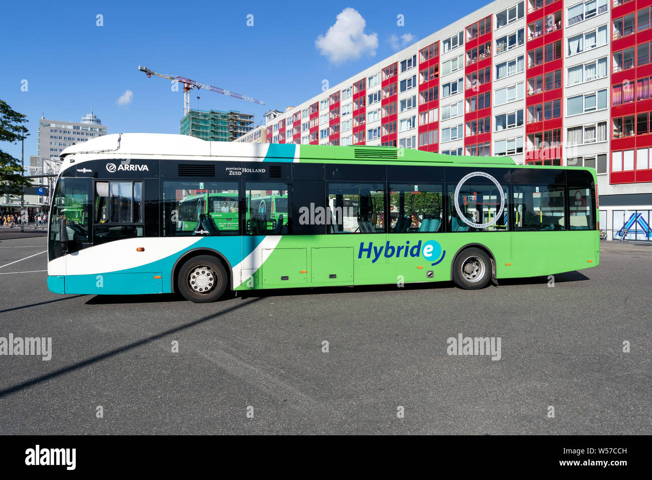 Arriva Van Hool ein 300 hybride Bus in Leiden, Niederlande. Arriva betreibt Bus, Bahn, Straßenbahn und Wasserbus Dienstleistungen in 14 Ländern in ganz Europa. Stockfoto