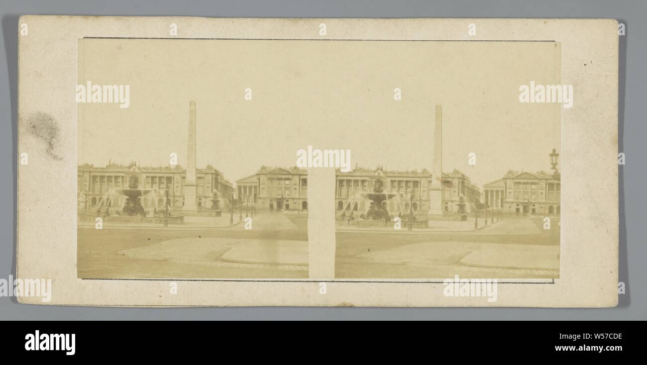 Blick auf den Place de la Concorde, Paris, mit dem Obelisk von Luxor, dem Ministère de la Marine und das Hôtel de Crillon (und im Hintergrund die Madeleine (Kirche)), Place de la Concorde, Papier, Fotopapier, Karton, Eiklar drucken, h 69 mm b 66 mm b 65 mm Stockfoto