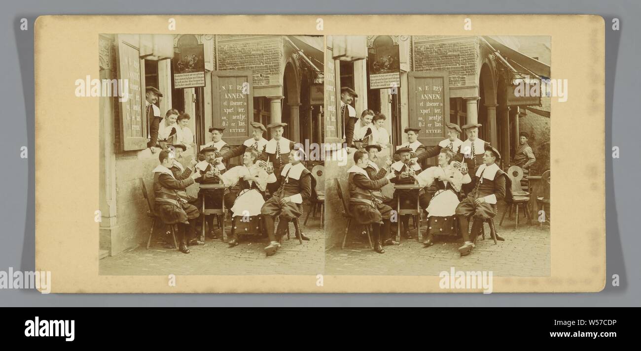 Männer und Frauen im 17. Jahrhundert Kleidung, Ausstellung Oud-Holland 1897, Amsterdam, Niederlande, Männer und Frauen im 17. Jahrhundert Kleidung trinken an einem Tisch, die zu einem Pub, anonym, 1897, Papier, Fotopapier, Karton, H 76 mm x B 142 mm Stockfoto