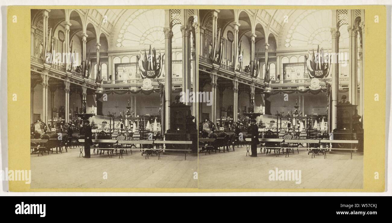 Zimmer mit ausgestellten Objekte auf der Nationalen Ausstellung in der Volksvlijt Palace, Amsterdam, Volksvlijt Palace, anonym, Amsterdam (möglicherweise), 1866, Papier, Fotopapier, Karton, Eiklar drucken, H 82 mm x B 76 mm H 82 mm x B 76 mm H 85 mm x B 173 mm Stockfoto