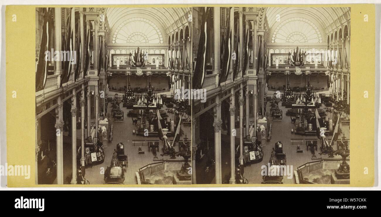 Blick von oben auf Ausstellung für nationale Industrie in der Volksvlijt Palace, Amsterdam, Volksvlijt Palace, anonym, Amsterdam (möglicherweise), 1866, Papier, Fotopapier, Karton, Eiklar drucken, H 83 mm x B 73 mm H 83 mm x B 74 mm H 85 mm x B 172 mm Stockfoto