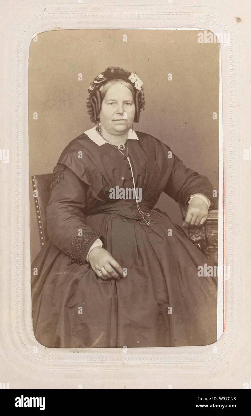 Bildnis einer sitzenden Frau mit Rohr locken und eine Kappe, Teil der Fotoalbum mit 26 Cartes-de-Visite des römisch-katholischen Klerus., Kleid, Kleid, Stile von hairdress-AA-, Frauen, studio Voraussetzungen, Fotograf, Kopfbedeckung: Cap, Maastricht, Héliodore Dandoy, C. 1860 - C. 1870, Pappe, Papier, Fotopapier, Eiklar drucken, H 88 mm x B 54 mm Stockfoto