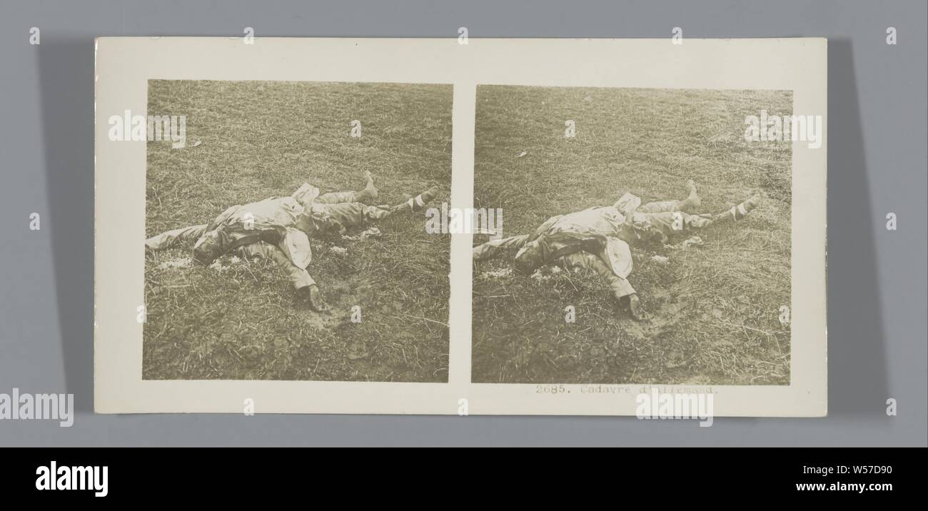 Getoeteten deutschen Soldaten, Cadavre d'allemand (Titel auf Objekt), Soldat, die Leiche, anonym, 1914-1918, Pappe, Fotopapier, Silbergelatineabzug, H 85 mm x B 170 mm Stockfoto